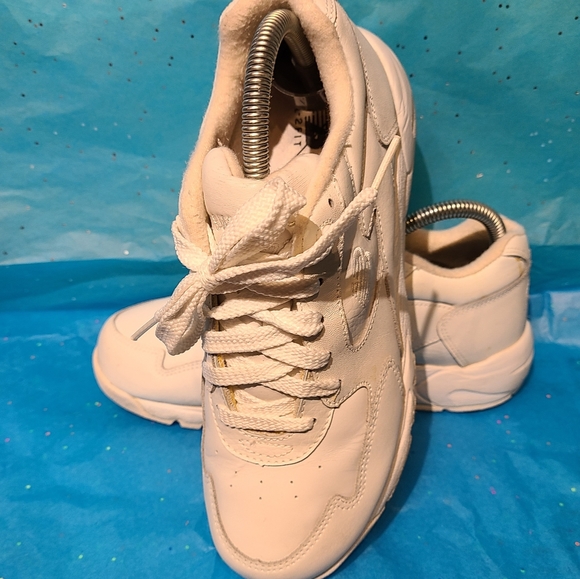 mens white walking shoes